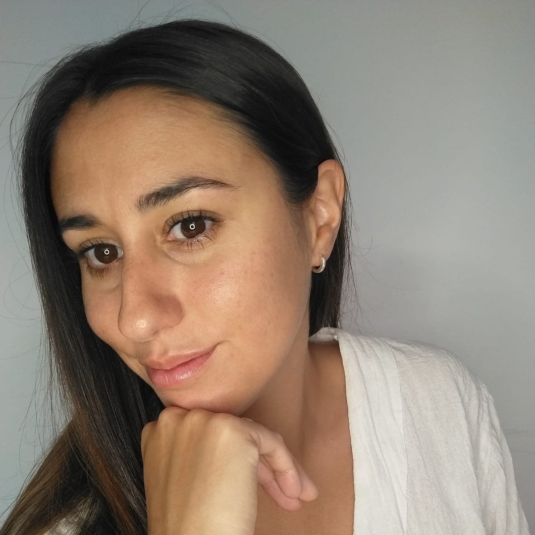 Retrato de la Dra. Geraldine Tecera, con ropa blanca y fondo gris